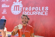 Atletas sobem ao pódio e recebem medalhas após completarem a prova de Águas Abertas 3 km no Metrópoles Endurance 