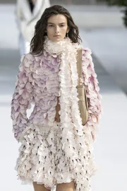 Pétalas bordadas a mão no desfile da Dior Pétalas bordadas a mão no desfile da Dior