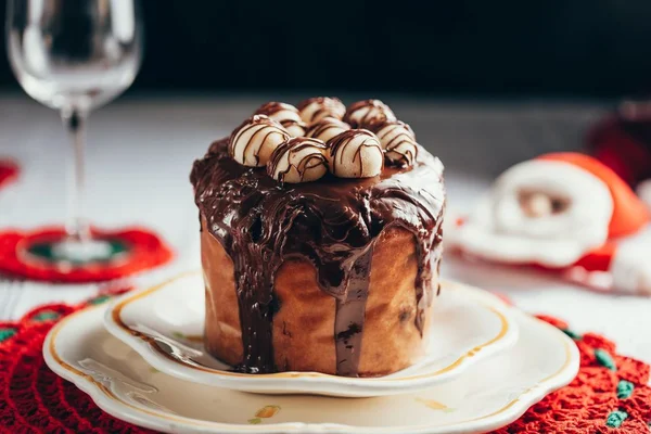 Panetode de chocolate com calda em um prato branco para o natal