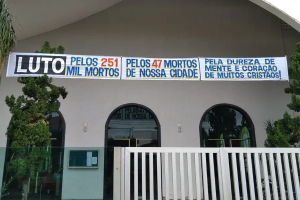 Faixa colocada por padre em frente a igreja cristo redentor em itapuranga, goiás. Ele critica a insensibilidade de cristãos com as vidas perdidas na pandemia