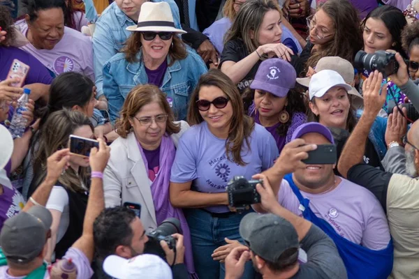 Mulheres reunidas ao redor da primeira-dama Janja
