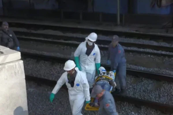 Imagem em cores mostra socorristas dos Bombeiros e da ViaMoblidade carregando uma maca