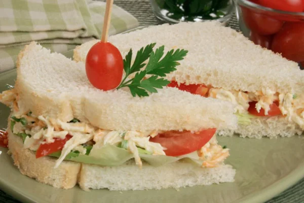 Sanduiche natural com tomates e frango - Metrópoles