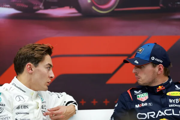 Foto colorida de George Russell e Max Verstappen, durante fim de semana do GP do Catar - Metrópoles