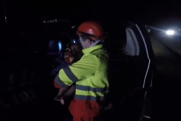 Socorrista segurando um bebê