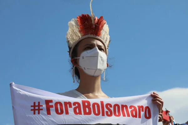 Manifestantes participam de ato contra Bolsonaro e pró-vacina no Rio