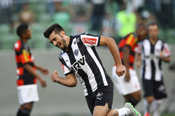 Atlético-MG goleia Flamengo e mantém perseguição ao líder Corinthians
