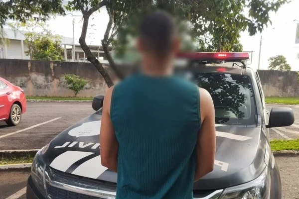 Imagem colorida de jogador preso por não pagar pensão