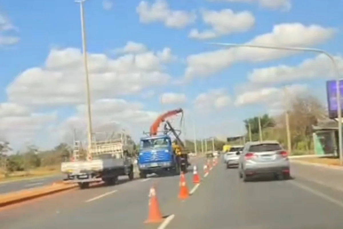 Ponte JK: estruturas de semáforos são removidas após decisão do GDF. Veja vídeo