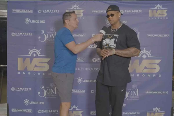 Print de Entrevista de Leo Santana e Léo Dias em navio