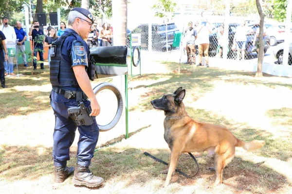 Imagem colorida de um Guarda Civil de Itu com um cachorro
