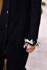 Punhos com aplicações de flores 