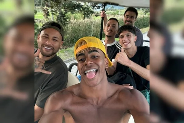Foto colorida de Neymar ao lado de Yamal e amigos do jovem do Barcelona em Mangaratiba-RJ - Metrópoles