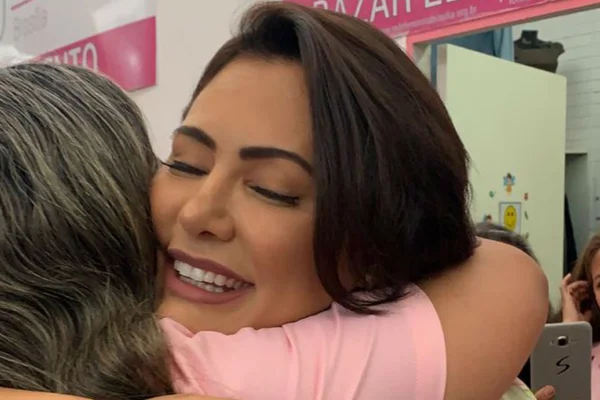Michelle Bolsonaro comove pacientes com abraços, cartas e lenços