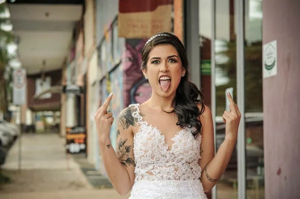 Noivo foge de casamento e mulher faz memes para superar término no DF