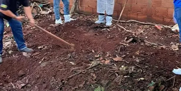 homens escavando