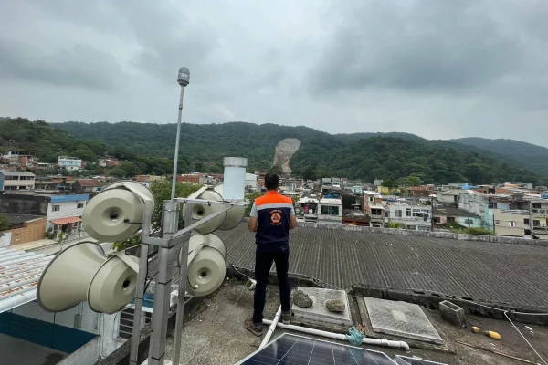 Imagem colorida de sirene instalada no Guarujá. Metrópoles