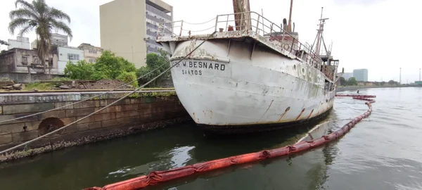 Justiça autoriza desmonte do navio que fez 1ª viagem brasileira à Antártida