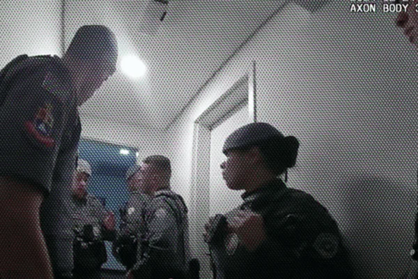 Policiais combinam versão sobre homicídio. Jovem morreu com 46 tiros - Metrópoles