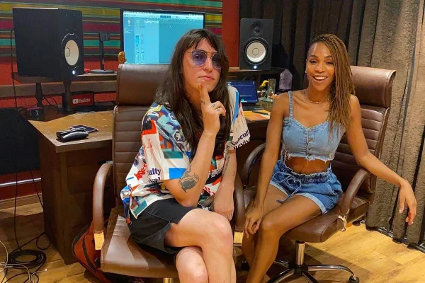 Foto colorida de Boss in Drama com Karol Conká