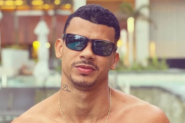 Irmão do jogador Lucas Paquetá é filmado segurando fuzil em festa