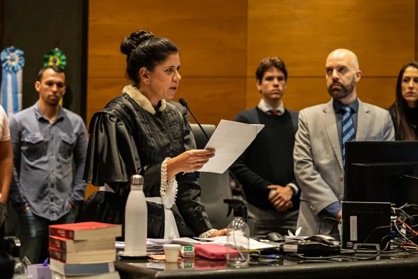 Imagem colorida da Juíza titular do 4º Tribunal do Júri da Capital Lúcia Glioche e o juiz Gustavo Kalil durante a leitura da sentença