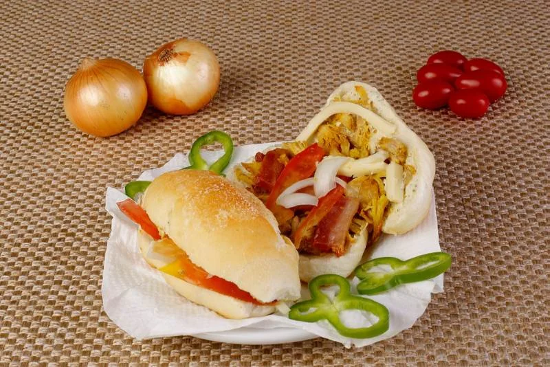 Bar dos Cunhados: Sansuíno Top 20 (dois mini sanduíches de lombo suíno desfiado, bacon, queijo muçarela, lasca de tomate, cebola e pasta/molho especial) Bar dos Cunhados: Sansuíno Top 20 (dois mini sanduíches de lombo suíno desfiado, bacon, queijo muçarela, lasca de tomate, cebola e pasta/molho especial)