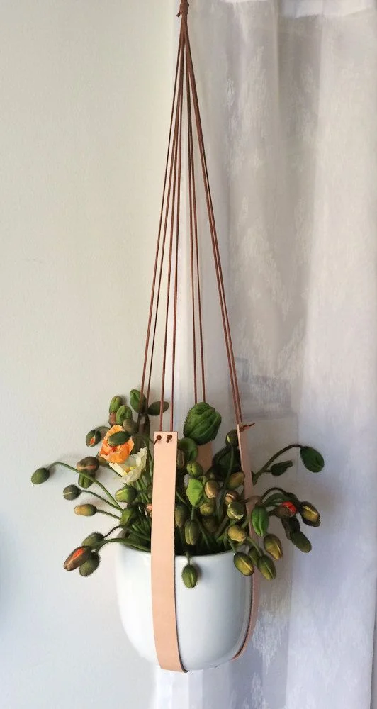 Hangers com detalhes em couro Hangers com detalhes em couro