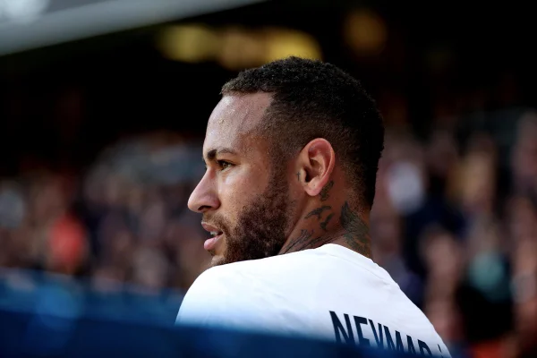 Jornal espanhol não poupa Neymar em derrota do PSG: “desconectado do jogo”