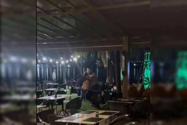 Vídeo: homens trocam socos e um deles dá tiro para cima no Pontão