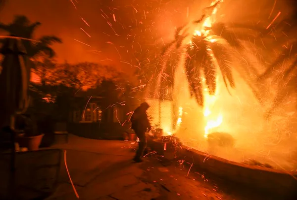 Número de mortos em incêndio na Califórnia sobe para 25