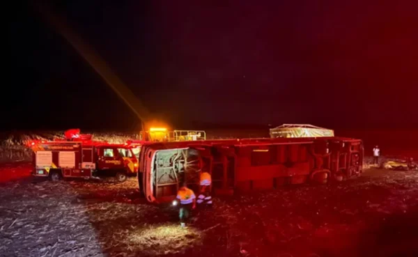 Ônibus tomba na BR-153, em Uruaçu, Goiás