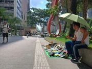 Vendedor ambulante na Avenida Paulista, em São Paulo