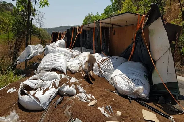 Homem de 37 anos morre preso às ferragens ao capotar carreta no Entorno