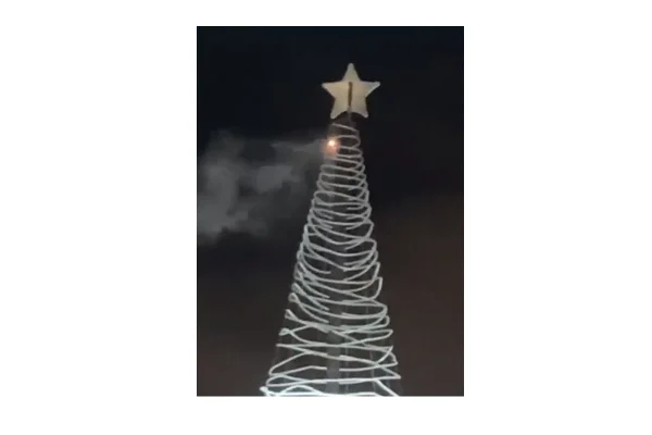 Vídeo: árvore de Natal luminosa entra em curto no DF e solta faíscas