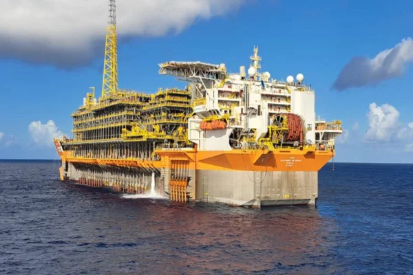 Imagem de navio-plataforma da Petrobras na Bacia de Santos - Metrópoles