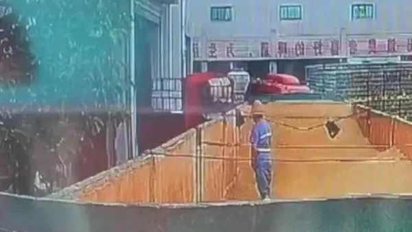 Imagem colorida de funcionário da cervejaria chinesas Tsingtao, urinando em um tanque de cerveja - Metrópoles