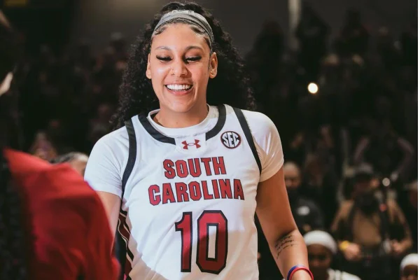 Brasileira Kamila Cardoso veste camisa da South Carolina University