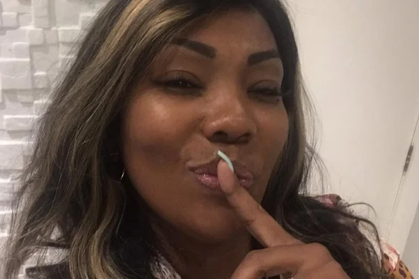 Mãe de Ludmilla quebra pau com fã no meio da rua: “Xinguei ela toda”