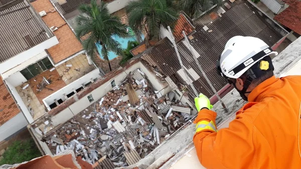 Caixa d'água se rompe e destrói casas vizinhas