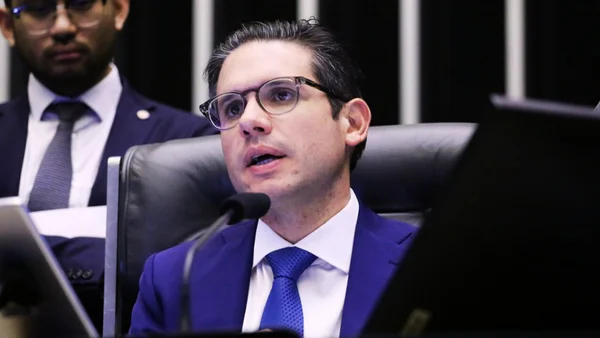 O silêncio de Hugo Motta sobre a acusação de “rachadinha”