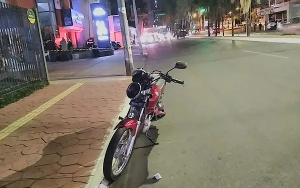 Vídeo. Motociclista sem CNH morre após atropelar pedestre em Goiânia