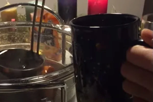 Feuerzangenbowle é uma bebida típica da Alemanha feita com vinho