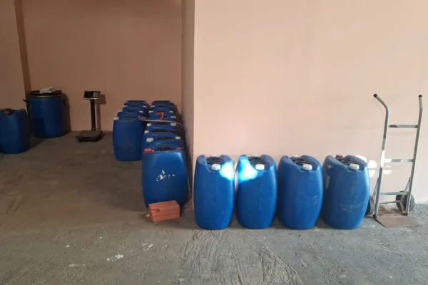 polícia fábrica bebidas falsas mulher
