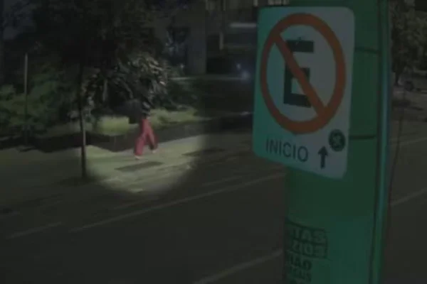 Um casal era vítima do assalto. Um dos criminosos disparou na direção deles, que conseguiram fugir, e acertou a mulher com uma bala perdida - Metrópoles