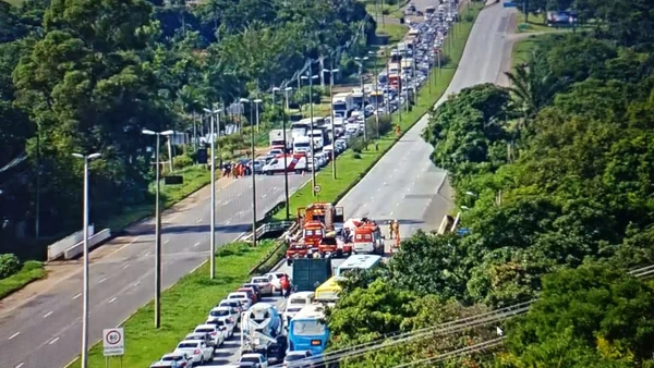 Acidente de trânsito deixa quatro feridos e congestiona a Epia Sul