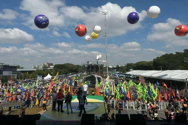 Ato unificado das centrais sindicais no 1º de Maio de 2025, na praça do Campo de Bagatelle, zona norte de São Paulo