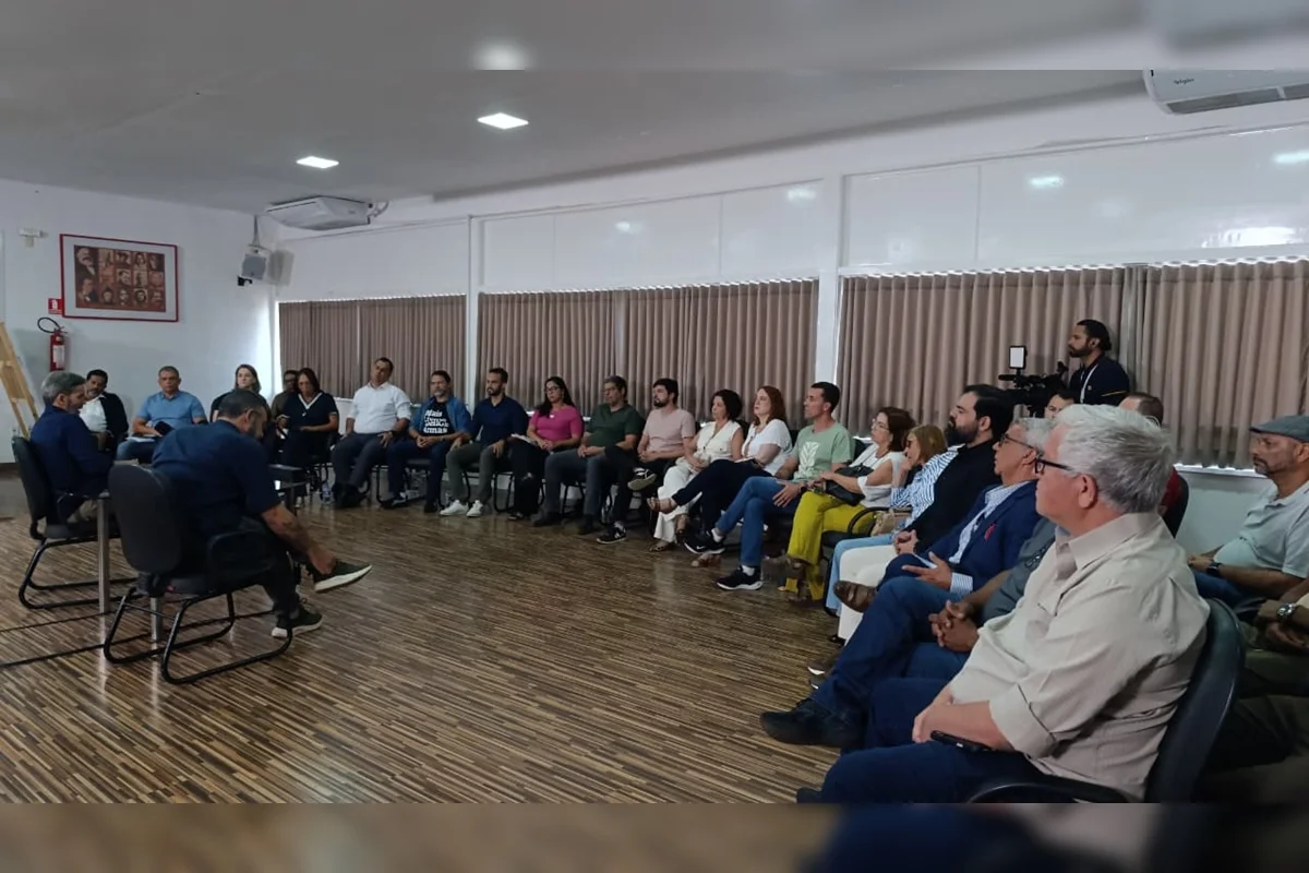 Além do reajuste salarial e de investimentos em capacitação contínua, o candidato enfatizou o compromisso de reabrir canais permanentes de negociação com as categorias para debater legislações e demandas do setor Além do reajuste salarial e de investimentos em capacitação contínua, o candidato enfatizou o compromisso de reabrir canais permanentes de negociação com as categorias para debater legislações e demandas do setor