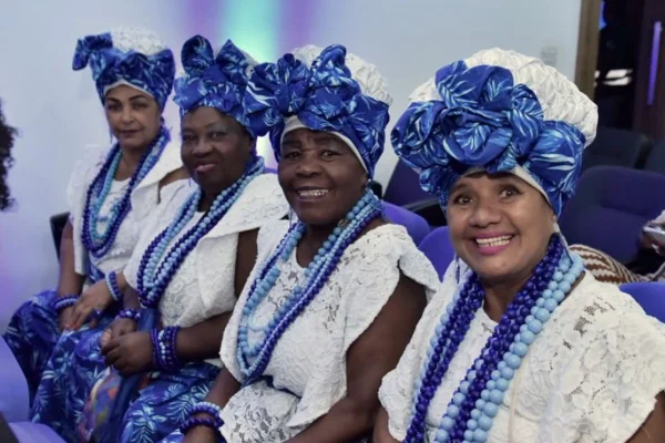 Foto colorida de baianas na sessão solene - Metrópoles