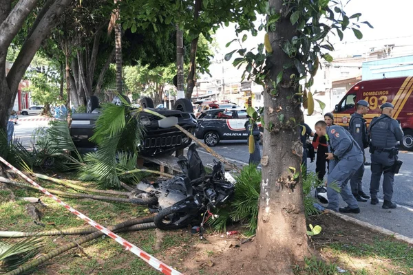 Carro bate em moto, sobe em calçada e deixa um morto e 4 feridos em SP - destaque galeria Carro bate em moto, sobe em calçada e deixa um morto e 4 feridos em SP - destaque galeria